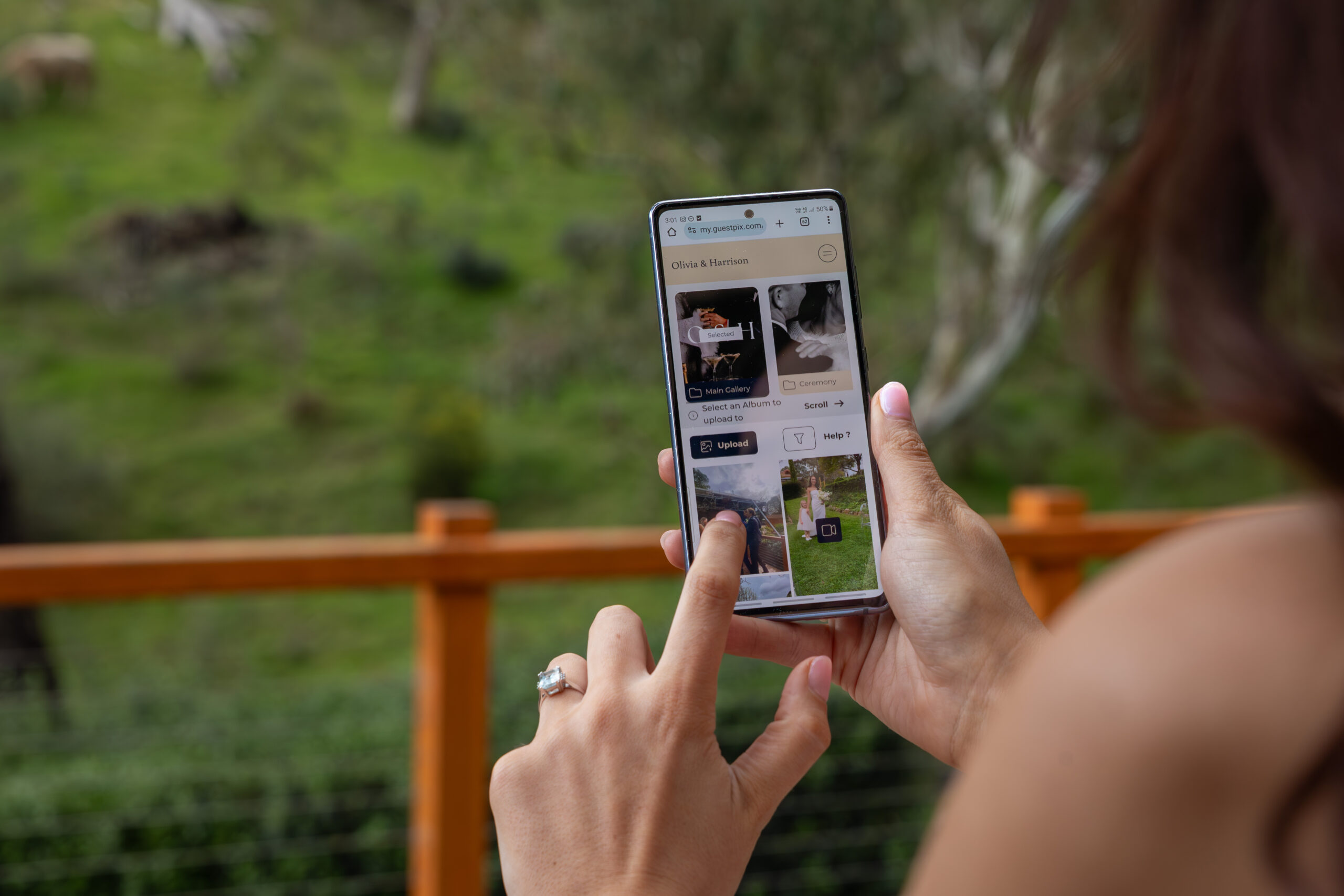 Novia viendo su galería de GUESTPIX