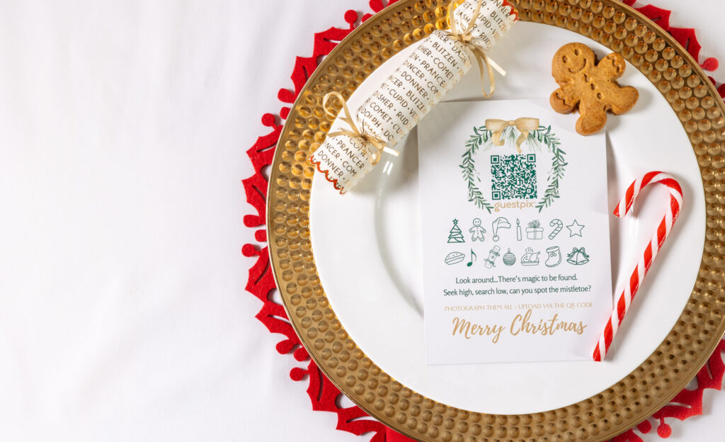 Juego de mesa navideño con código QR de GUESTPIX en plantilla "Veo veo... un juego navideño"