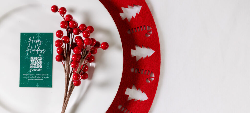 Juego de mesa navideño con tarjeta con código QR de GUESTPIX