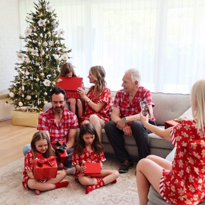 Día de Navidad en familia tomando fotos