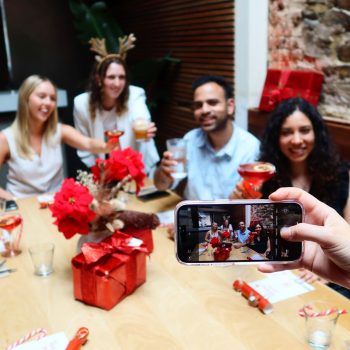 Fiesta de Navidad Los empleados tomando fotos