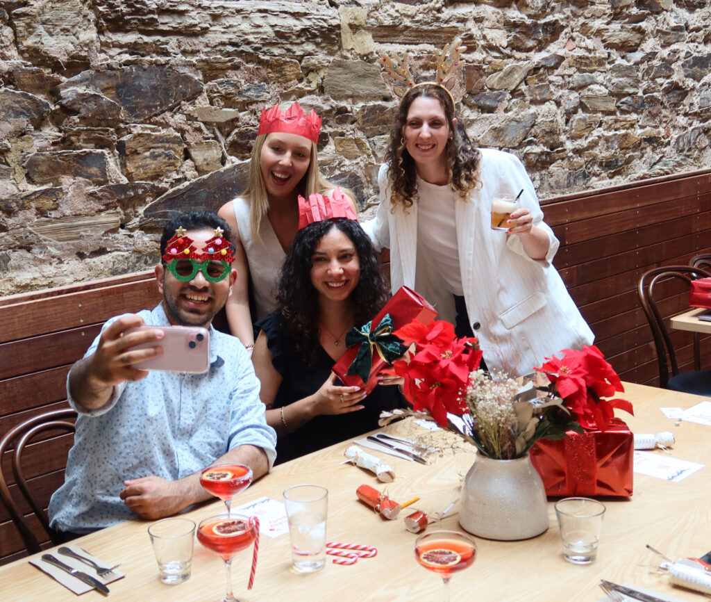 Fiesta de Navidad Los empleados tomando fotos