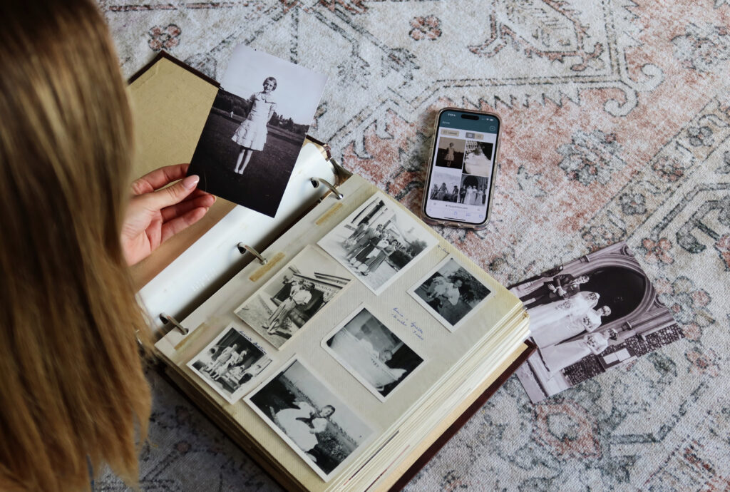 Rememorar viejas fotos en álbumes familiares