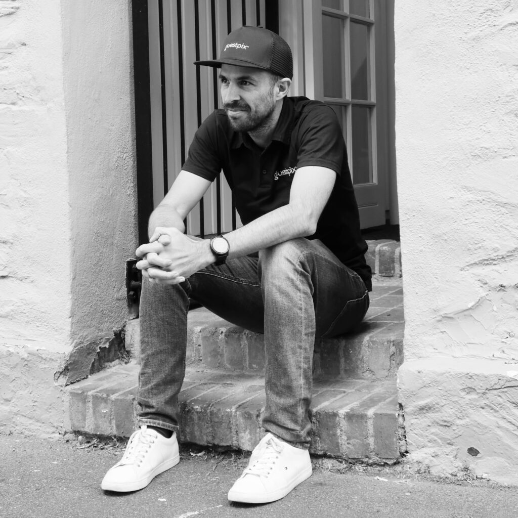 GUESTPIX-Gründer, Waz