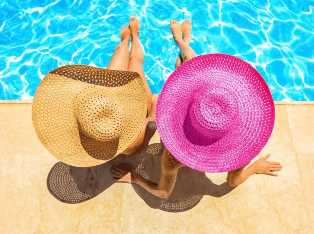 Se prélasser au bord de la piscine