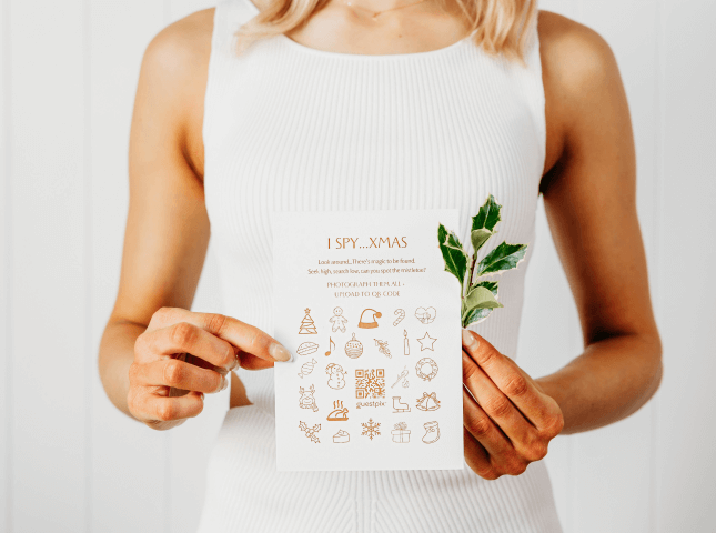 Sosteniendo la plantilla "Veo veo... un juego Navideño"