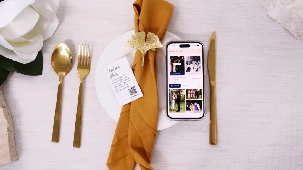 GUESTPIX User Experience - Place setting with QR code notecard
