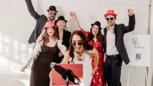 Hochzeitsgäste genießen das GUESTPIX DIY Photobooth