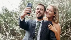 Hochzeitsgäste hinterlassen einen Video-Gästebucheintrag