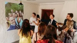 Hochzeitsgäste sehen die GUESTPIX Video-Diashow